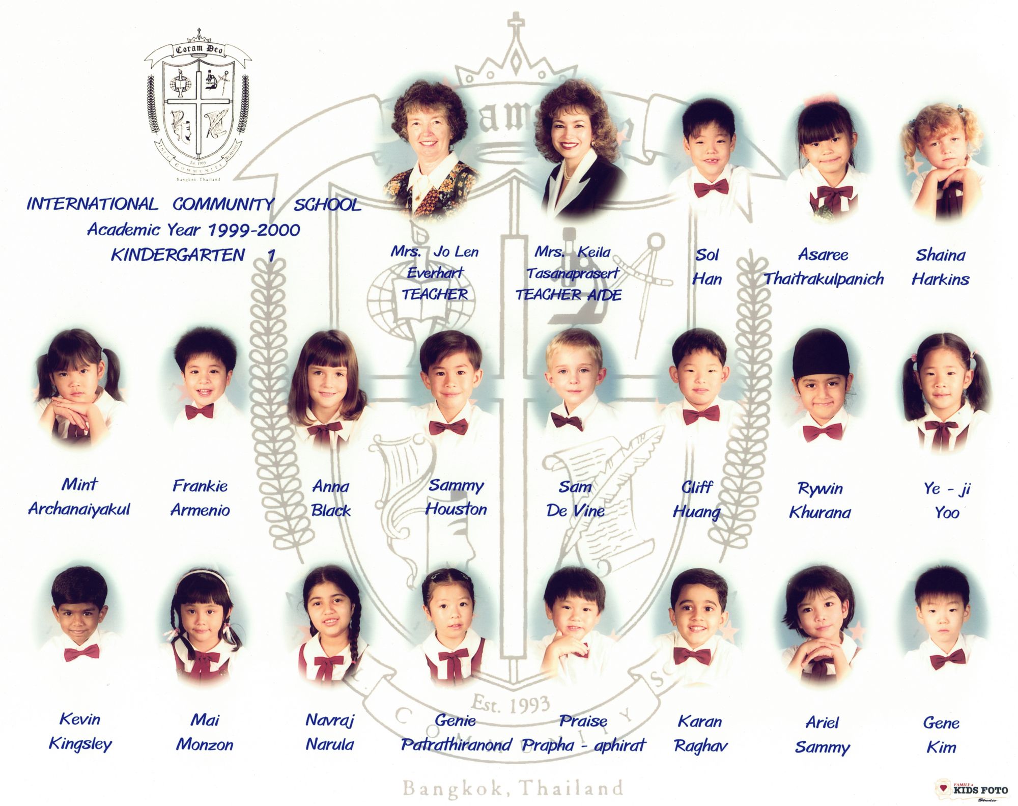The kindergarten class composite for academic year 1999–2000 — oval portraits of every child and both teachers around the ICS crest